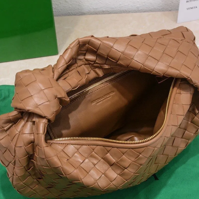 Batch 1460 BV Bottega Veneta 2022 Early Spring New Ladies Medium JODIE Handbag BV Bag 🔥The new method is to round the corners on the original basis and knot the round hobo bag with classic woven leather. The most iconic triangular pull-out design, using sheepskin draped soft shape, is super suitable for concave shapes~ Jodie feels really gentle to people, and is definitely the best item for daily matching. It has the same weave, new elements and twists, and is versatile. It is the new favorite of street style Internet celebrities! Size: 36*21*13 Model: 6697